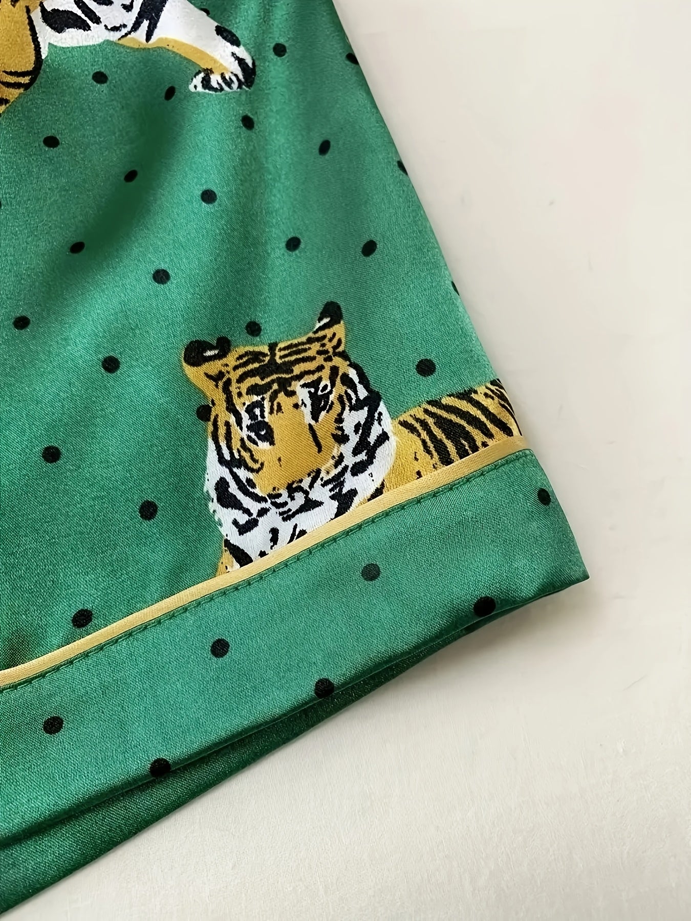 Elegante Dames Pyjama Set – Groen Shirt met Tijger- en Bladerenprint