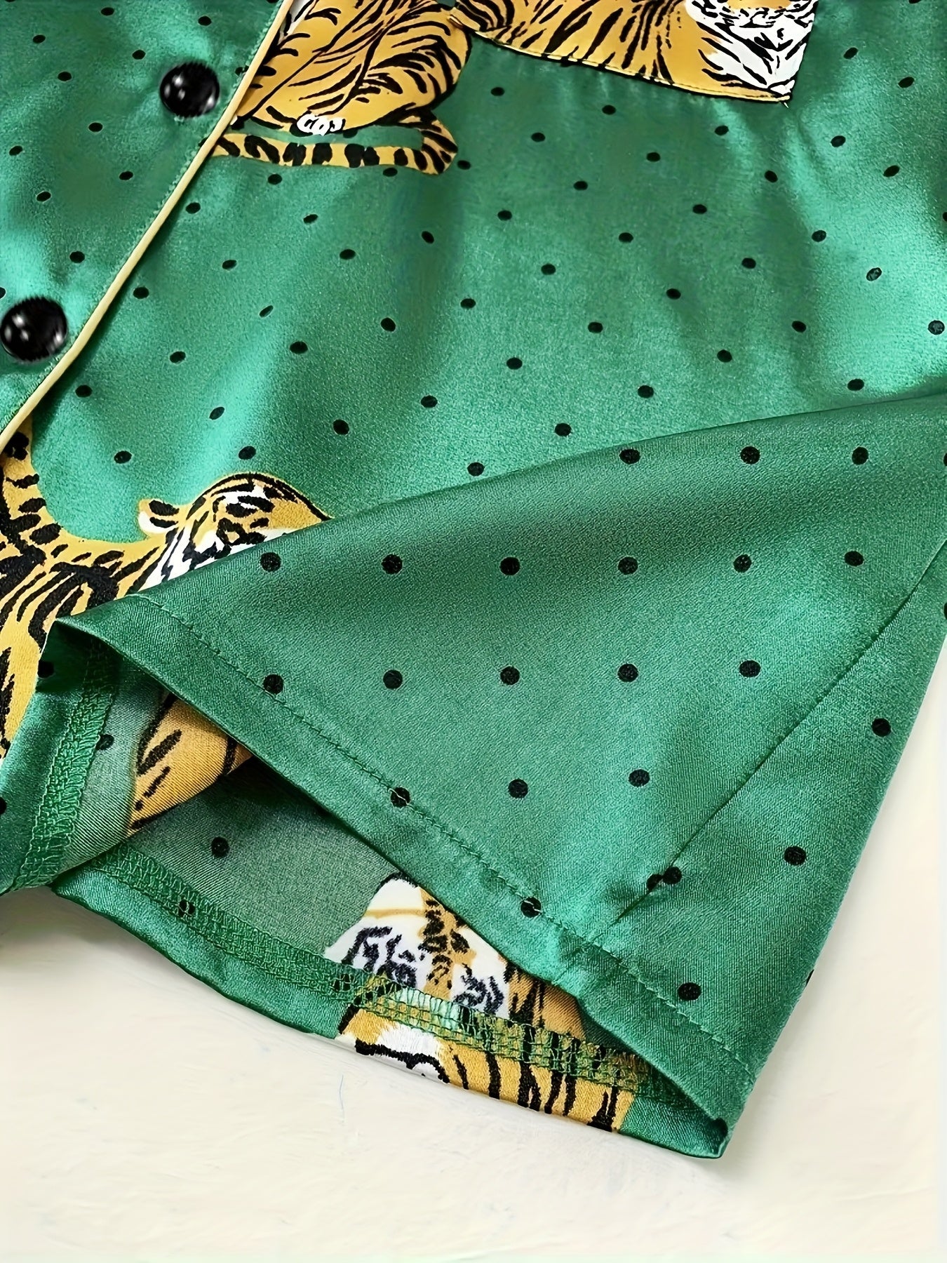 Elegante Dames Pyjama Set – Groen Shirt met Tijger- en Bladerenprint