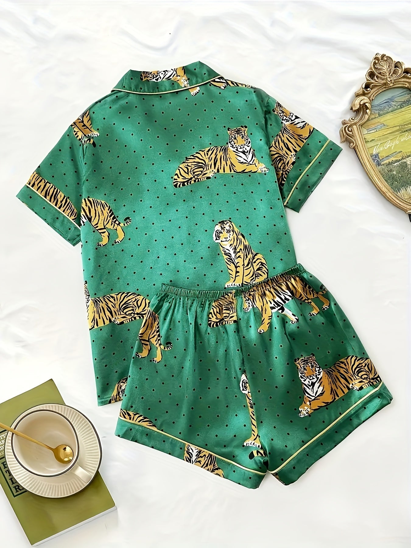 Elegante Dames Pyjama Set – Groen Shirt met Tijger- en Bladerenprint