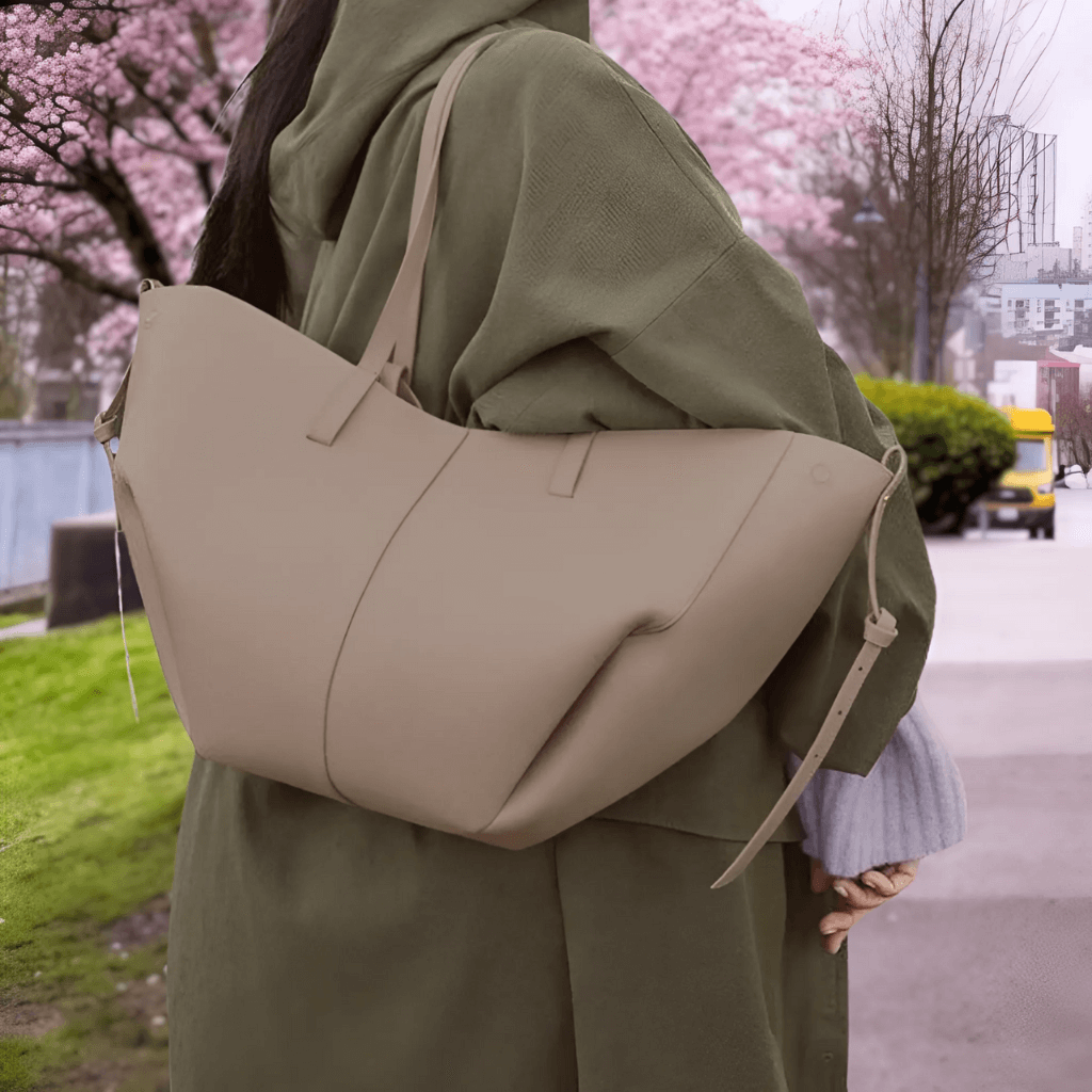 Veelzijdige Lederen Tas met Kliksluiting – Elegant, Duurzaam & Veilig Ontwerp