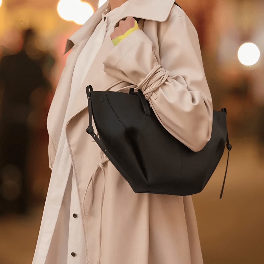 Veelzijdige Lederen Tas met Kliksluiting – Elegant, Duurzaam & Veilig Ontwerp