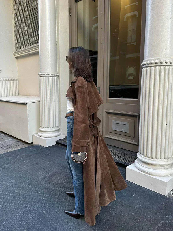 Dames Lange Suède Trenchcoat – Luxe Doorgestikte Jas met Ceintuur
