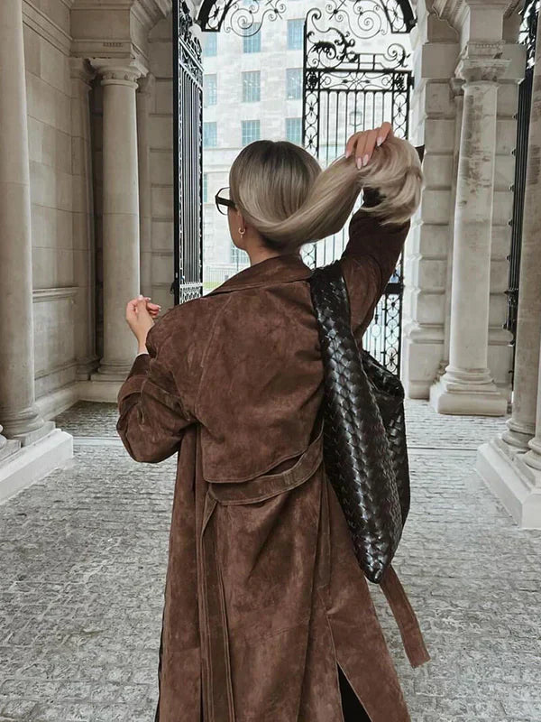 Dames Lange Suède Trenchcoat – Luxe Doorgestikte Jas met Ceintuur