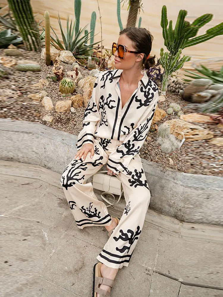 Dames Satijnen Tweedelige Set – Losvallende Vakantie Outfit met Bedrukte Blouse en Wijde Broek