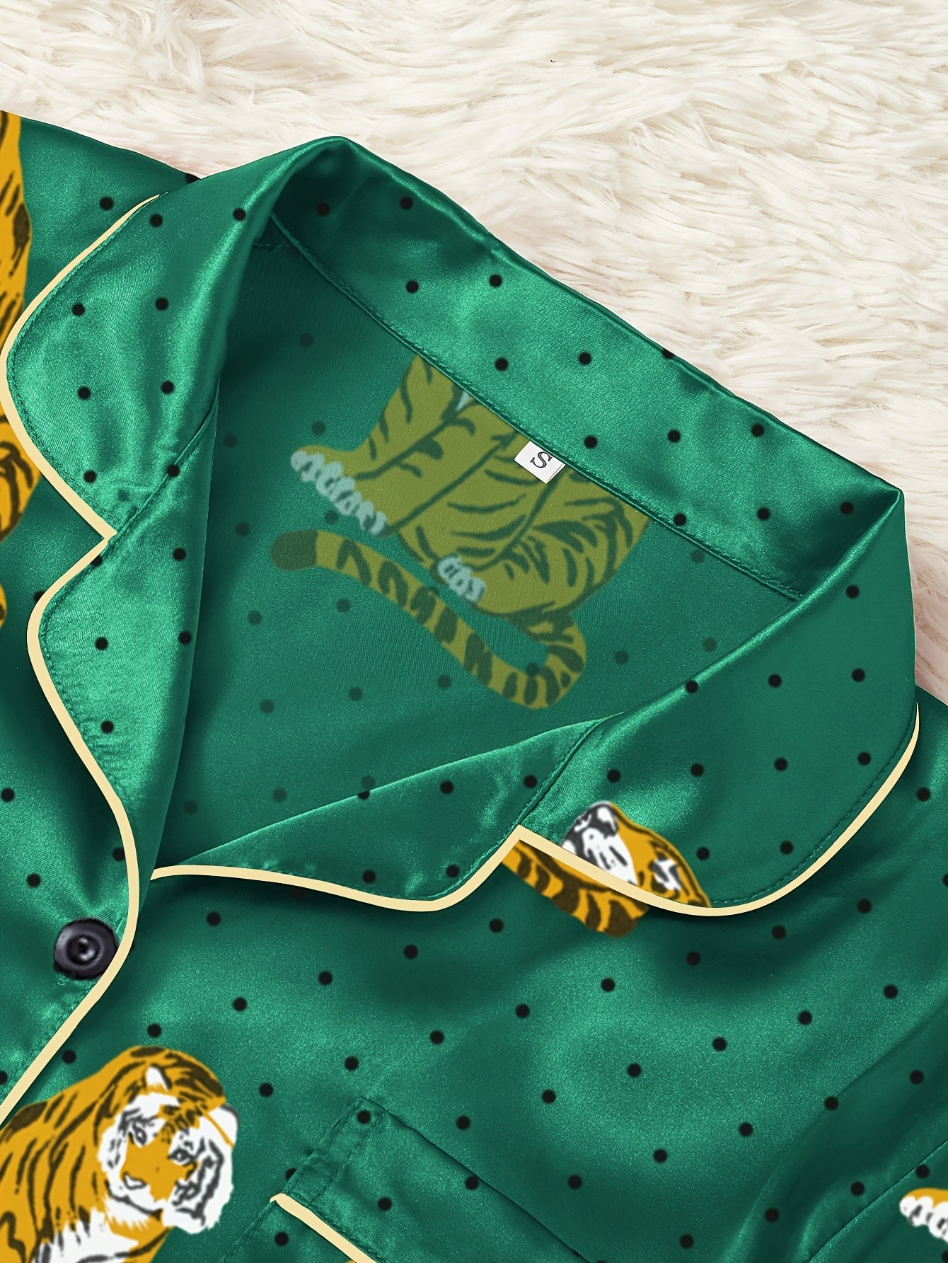 Elegante Dames Pyjama Set – Groen Shirt met Tijger- en Bladerenprint