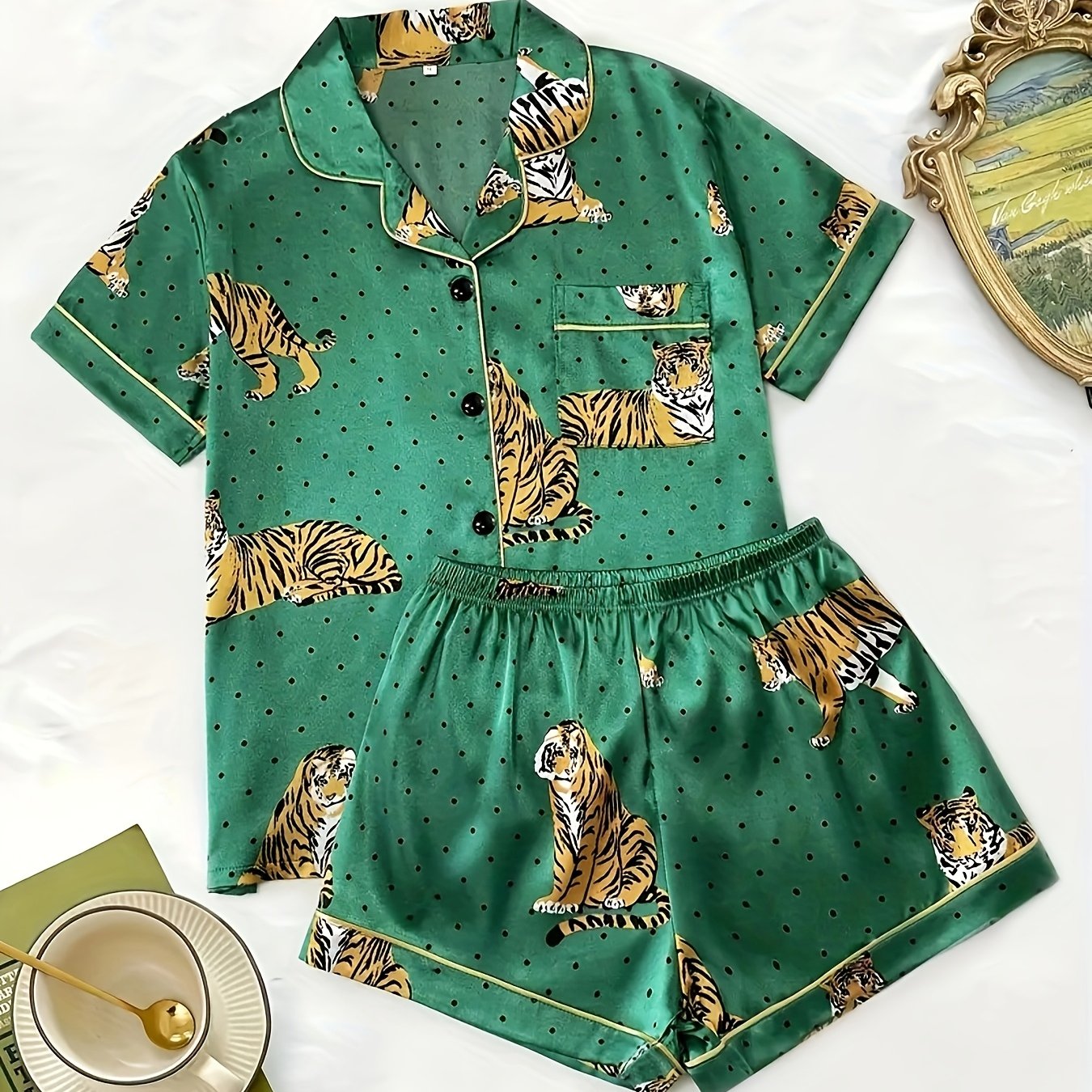 Elegante Dames Pyjama Set – Groen Shirt met Tijger- en Bladerenprint