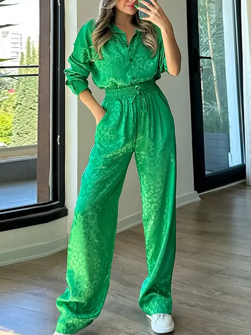 Elegante Satijnen Dames Pyjamaset – Blouse met Kraag & Wijde Pijpen Broek