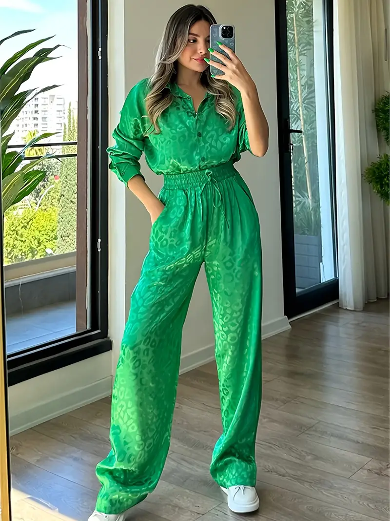 Elegante Satijnen Dames Pyjamaset – Blouse met Kraag & Wijde Pijpen Broek