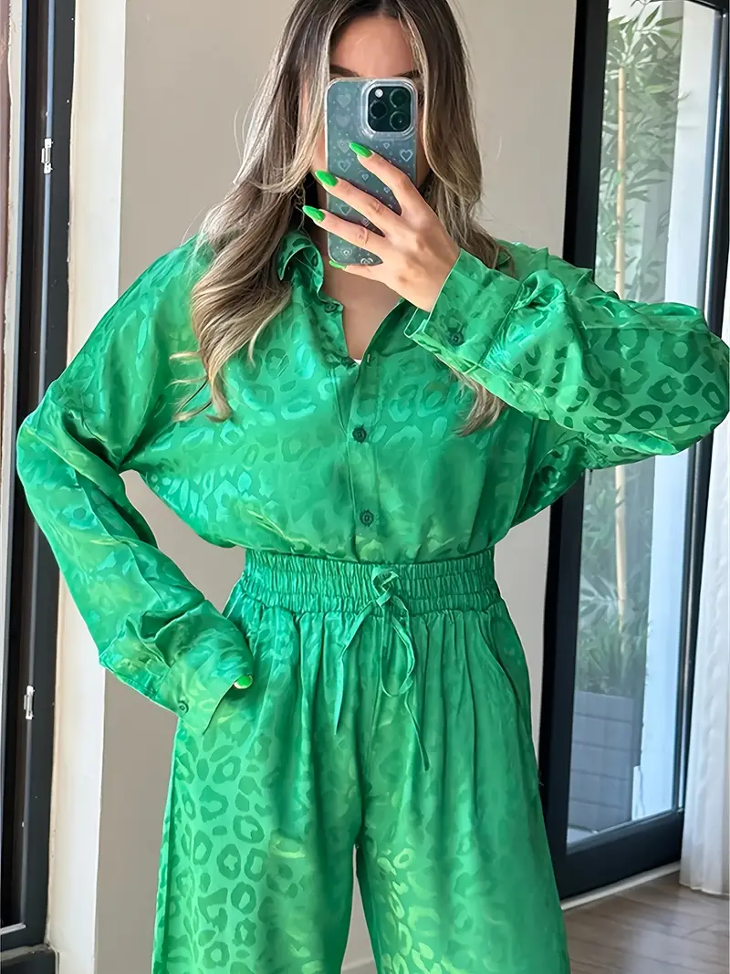 Elegante Satijnen Dames Pyjamaset – Blouse met Kraag & Wijde Pijpen Broek
