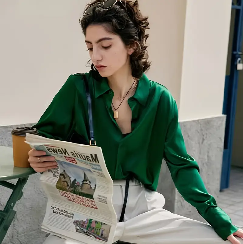 Groene Satijnen Blouse met Lange Mouwen – Elegante Damesblouse voor Lente en Herfst