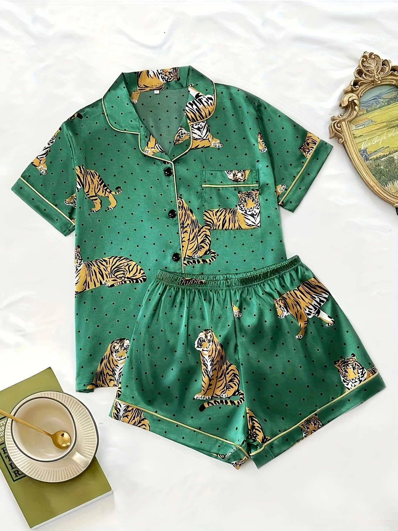 Elegante Dames Pyjama Set – Groen Shirt met Tijger- en Bladerenprint