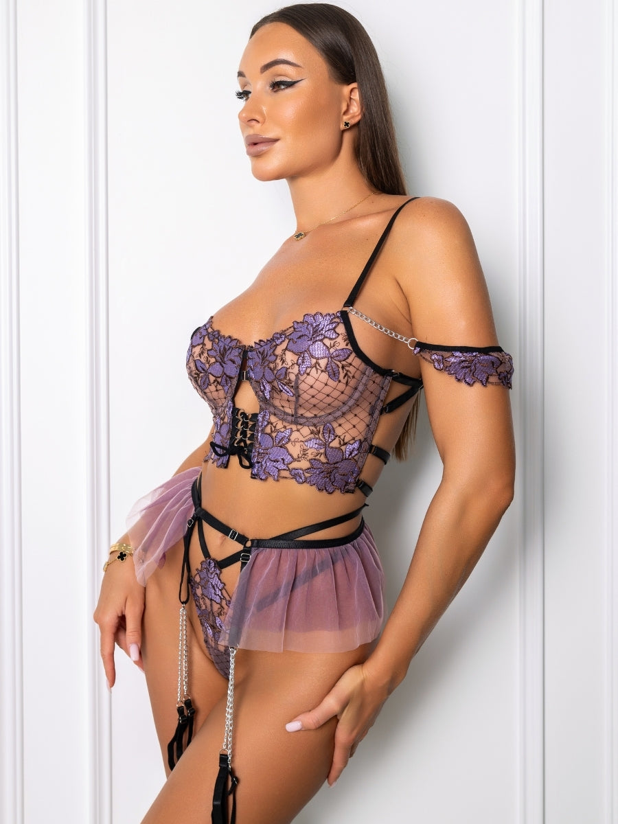 Feline Lingerieset – Verleidelijke Set met Paarse Bloemenborduursels & Kettingdetails
