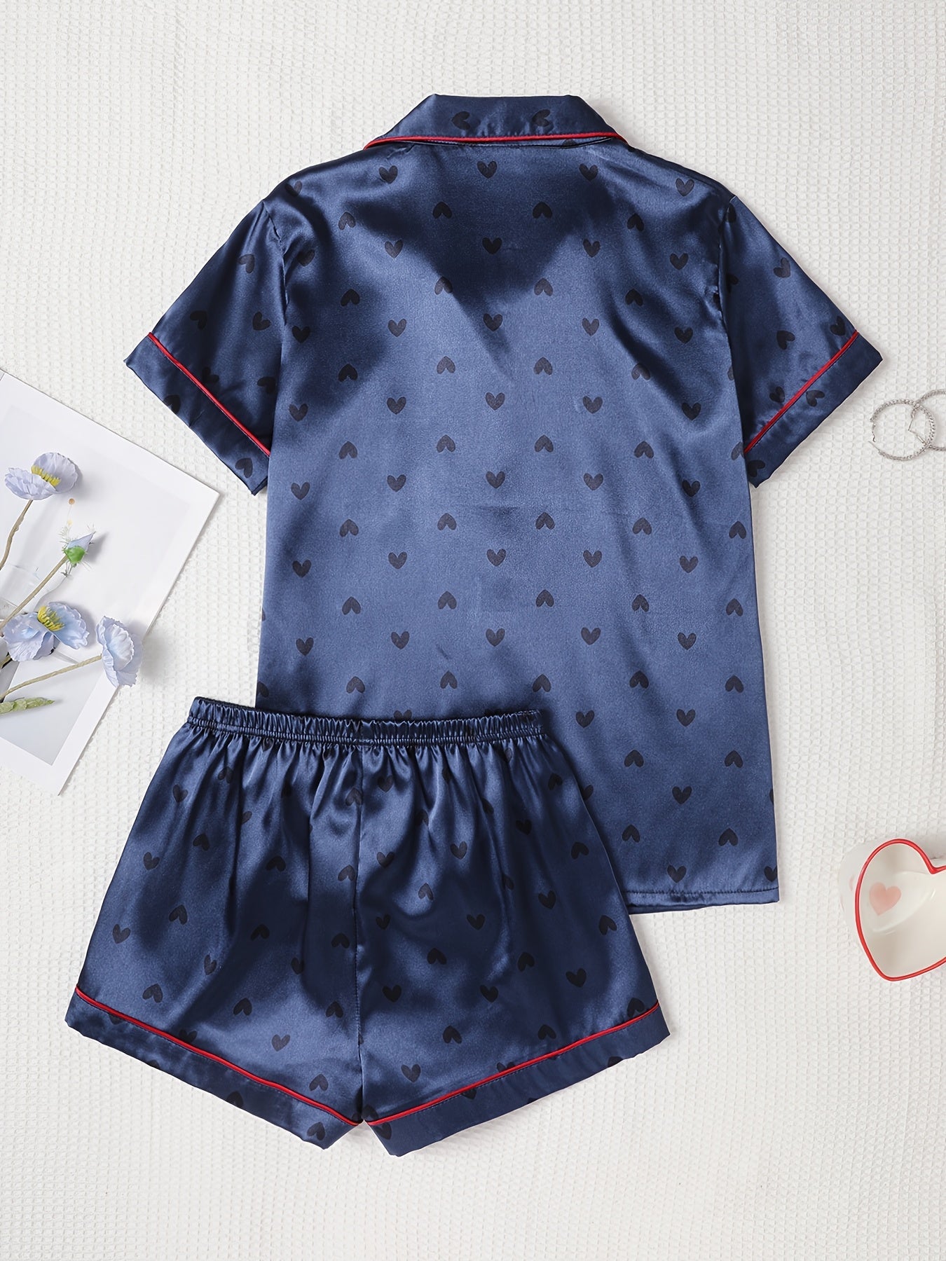 Zomerse Satijnen Damespyjamaset met Hartjespatroon – Korte Mouwen & Shorts met Ceintuur
