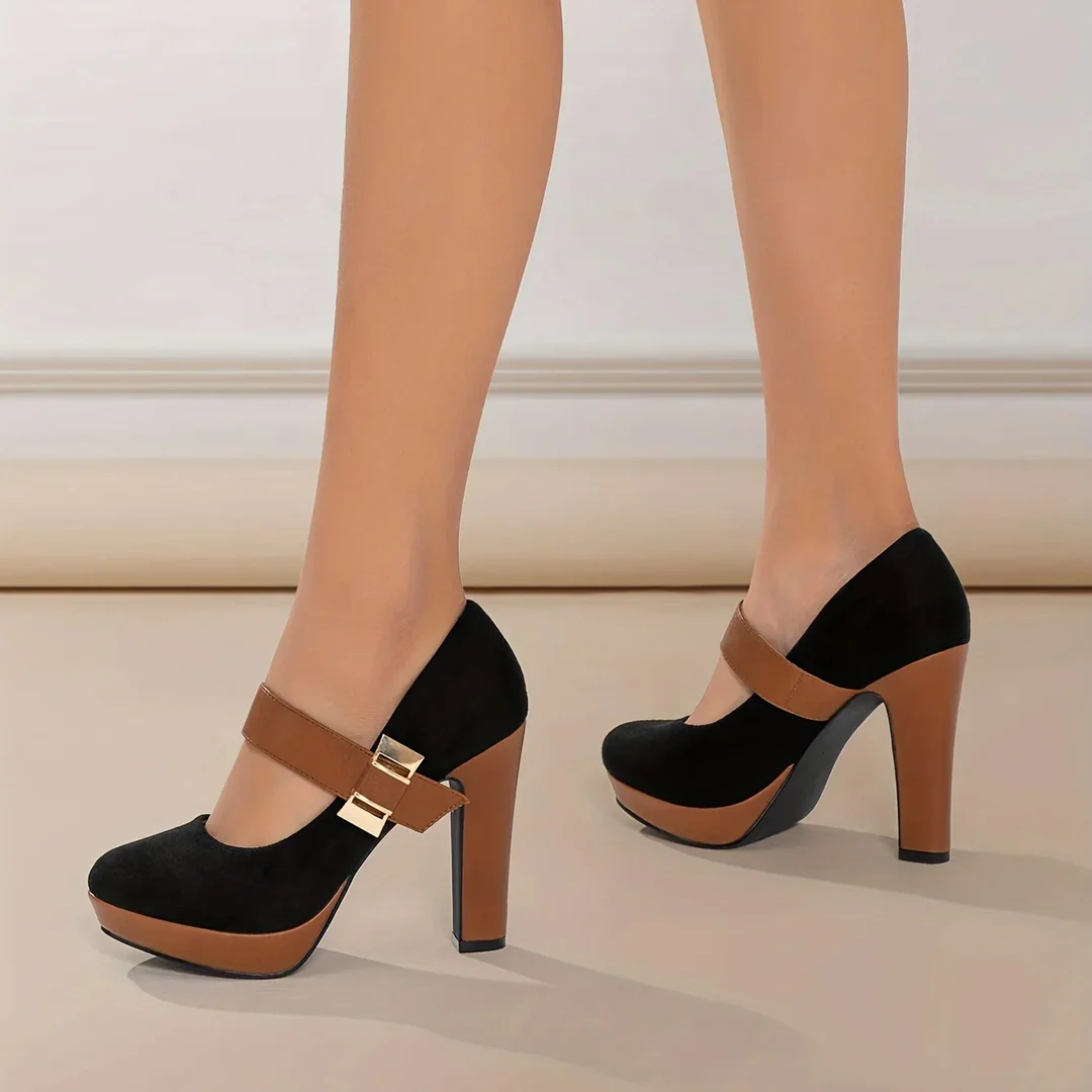 Modern Block Heel – Elegante Suède-Inspiratie met Goudkleurige Gesp en Ultiem Comfort
