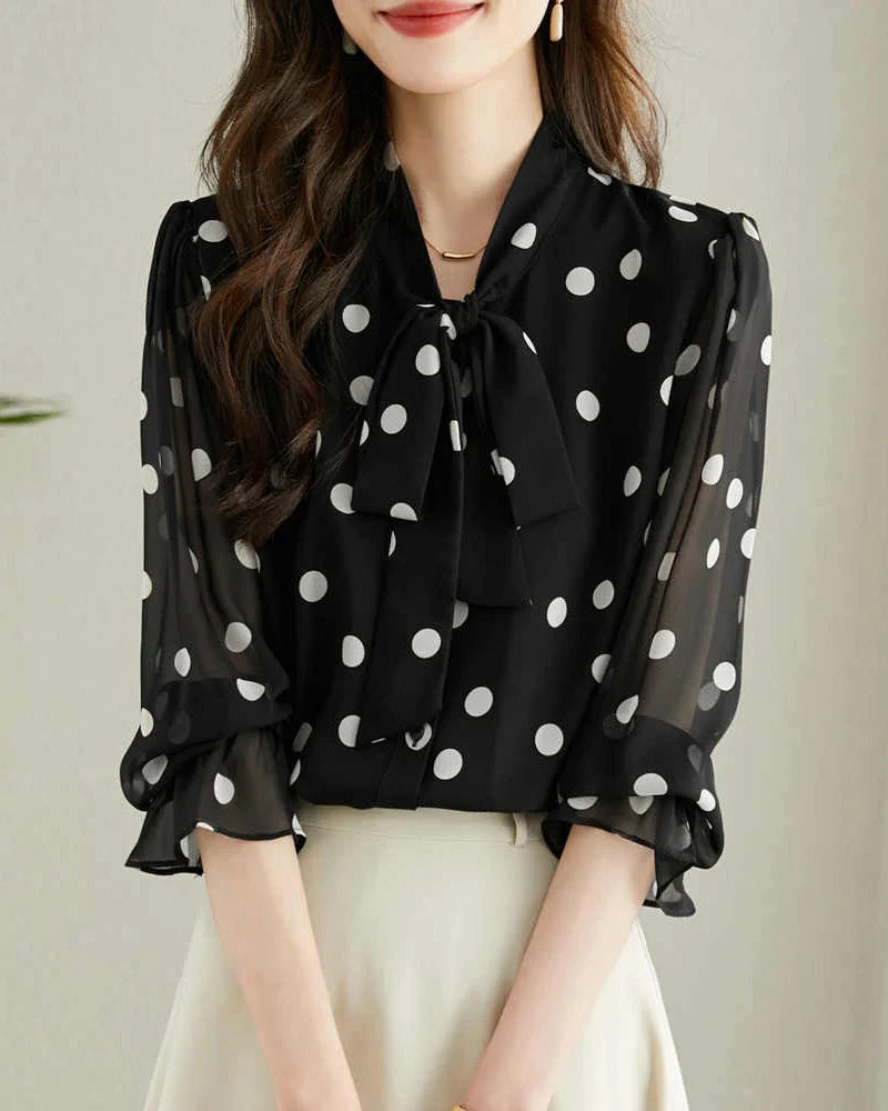 Polka Dot Zijde Blouse met Ruffles – Luxe Zijde Blouse met Strik en Elegante Details