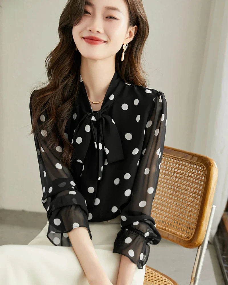Polka Dot Zijde Blouse met Ruffles – Luxe Zijde Blouse met Strik en Elegante Details