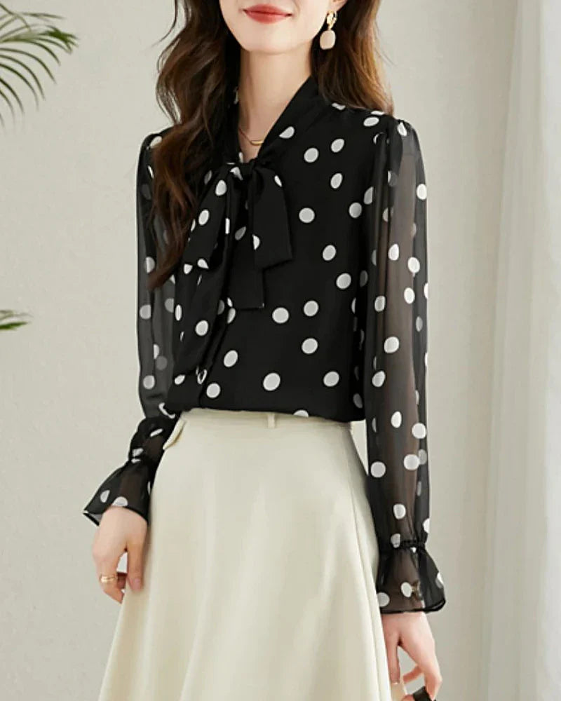 Polka Dot Zijde Blouse met Ruffles – Luxe Zijde Blouse met Strik en Elegante Details