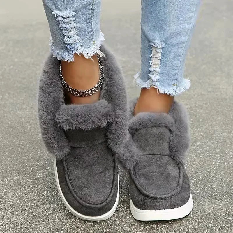Gezellige Suède Enkelboots met Nepbont – Stijlvolle Slip-On Winterschoenen