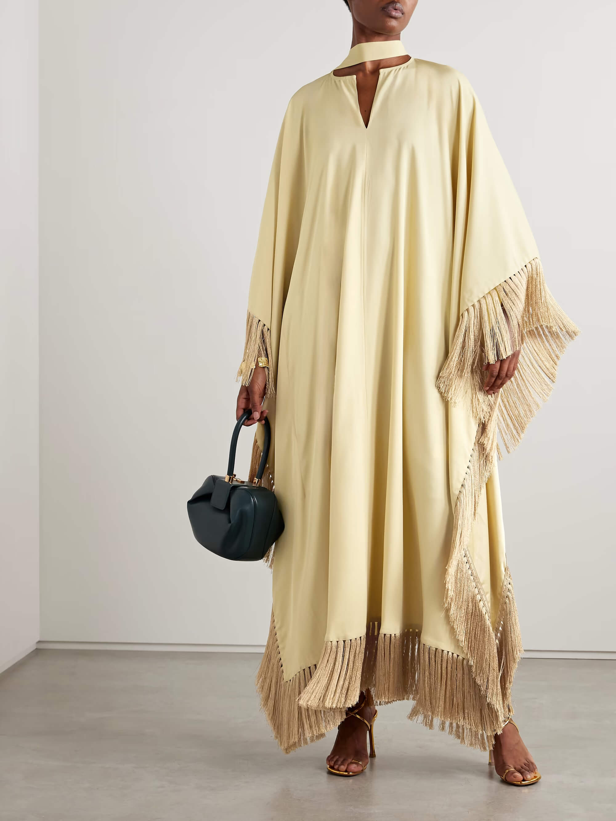 Luxe Geplooide Crepe Kaftan met Franjes – Elegante Maxi Jurk met Satijnen Halsstrik