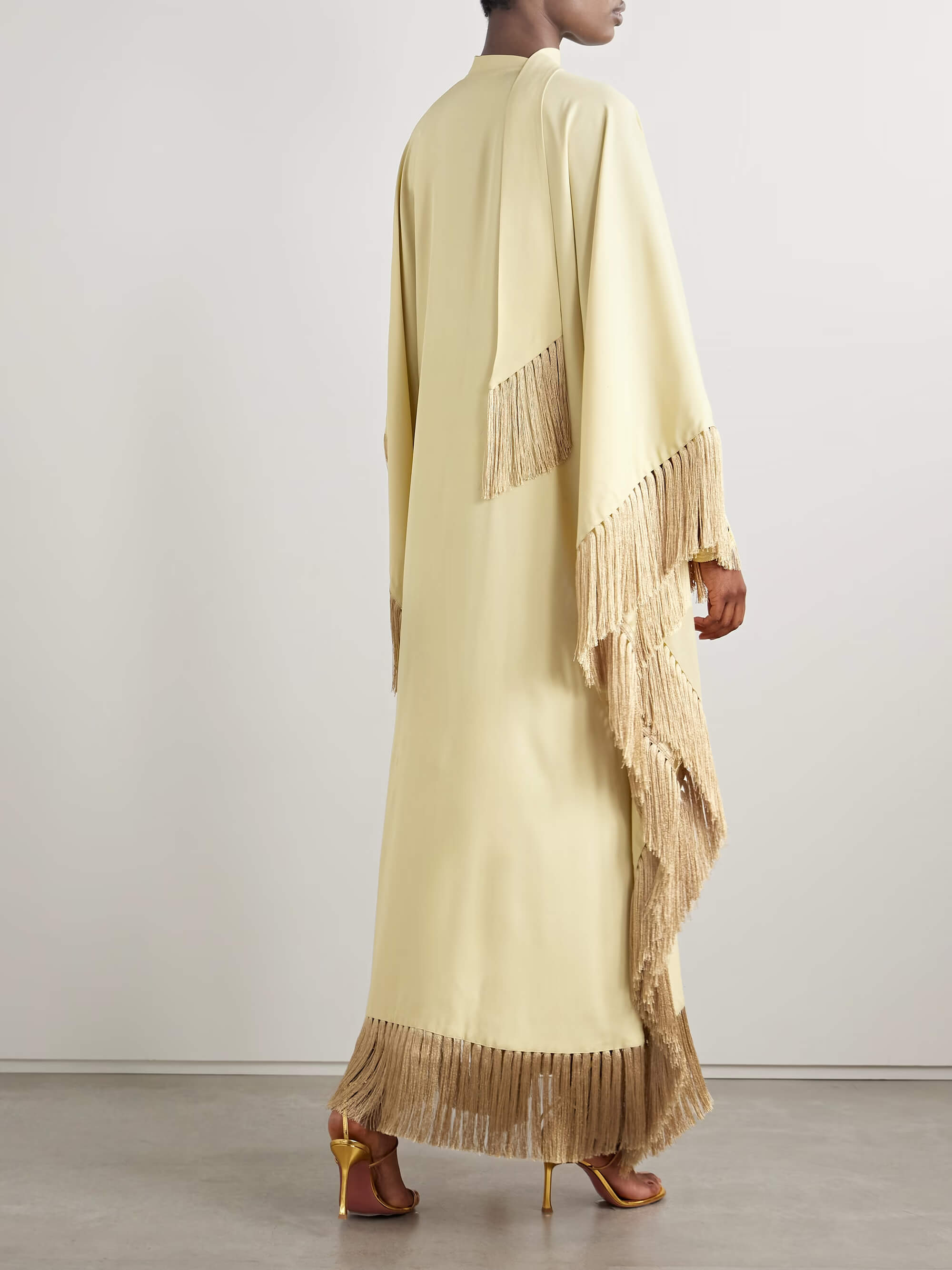Luxe Geplooide Crepe Kaftan met Franjes – Elegante Maxi Jurk met Satijnen Halsstrik