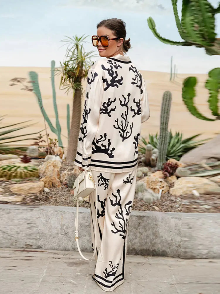 Dames Satijnen Tweedelige Set – Losvallende Vakantie Outfit met Bedrukte Blouse en Wijde Broek